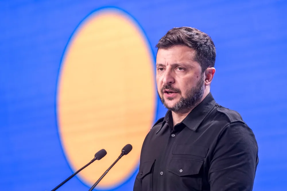 Zelensky annuncia accordo con Parigi