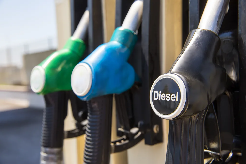 Prezzi carburante in Italia raggiungono livelli record